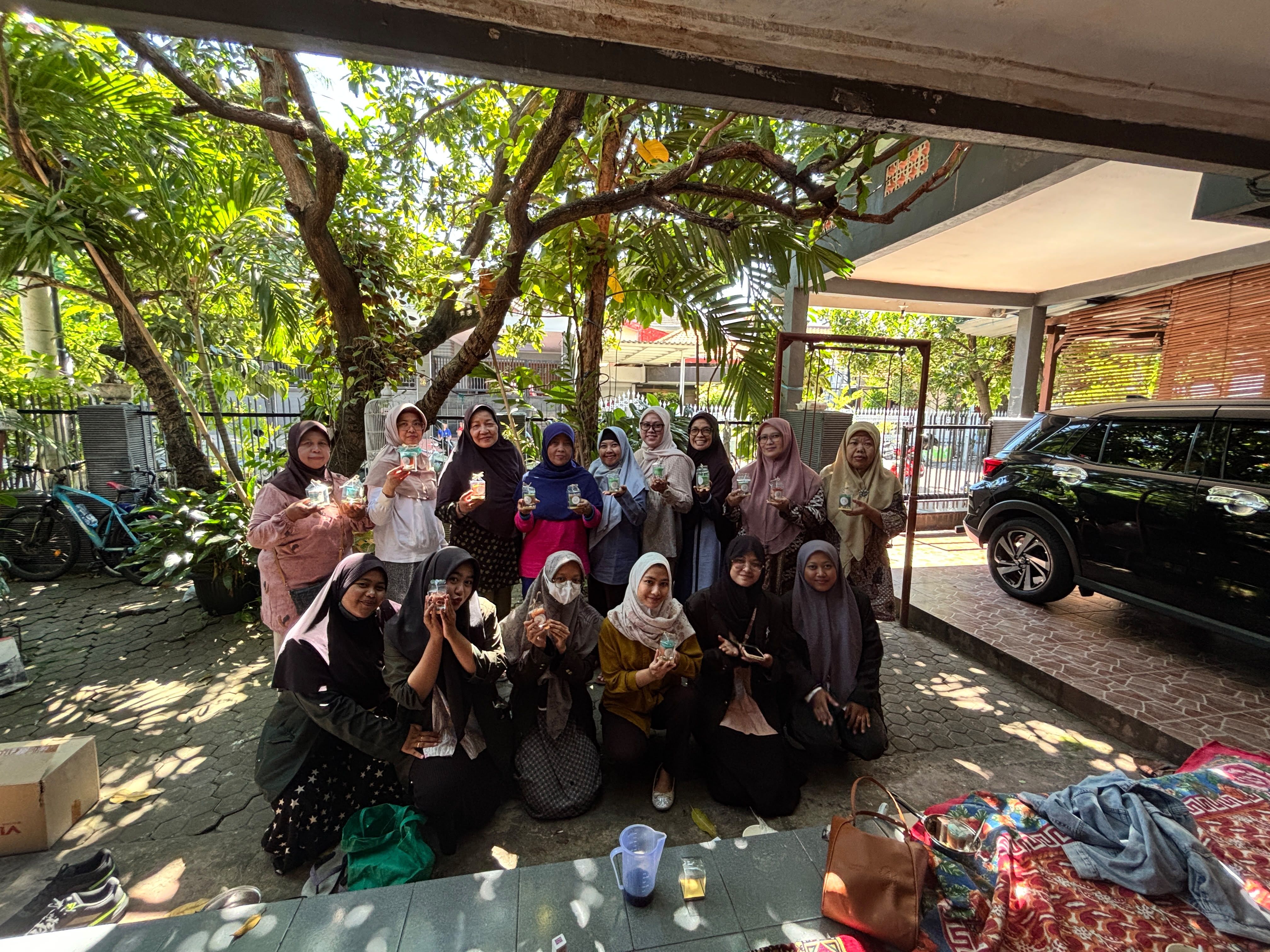 KKN UINSA Karah RW 08 Gelar Sosialisasi Pemanfaatan Minyak Jelantah Jadi Eco Aroma Candle