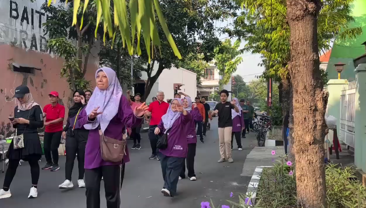 Mahasiswa KKN UINSA Karah RW 08 Ikut Memeriahkan Senam Rutin Bersama Warga RW 08 Karah